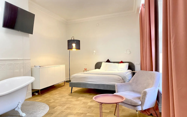 Luxury Mint Apartments Main Square
