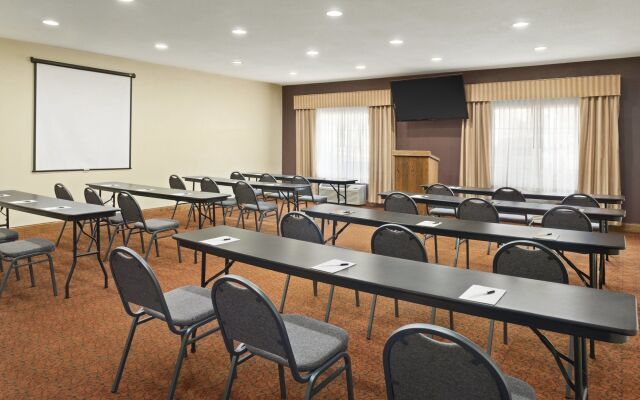 Country Inn & Suites by Radisson, Topeka West, KS