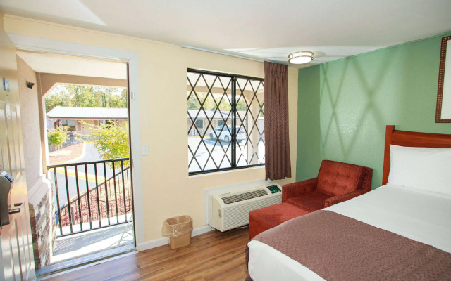 Travelodge by Wyndham Macon West