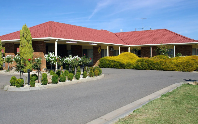 Pines Country Club Motor Inn