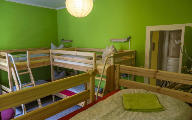 Lollis Homestay - Hostel