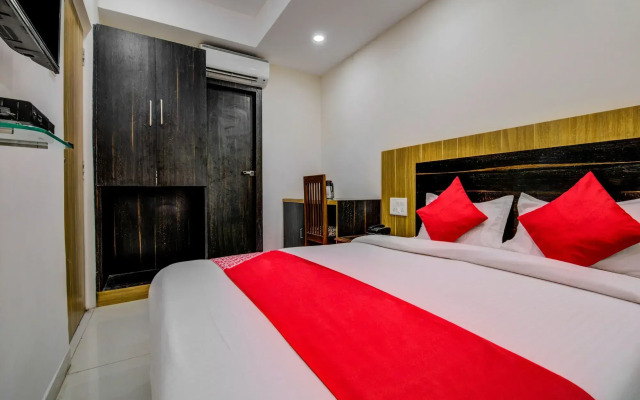 OYO 18542 Petals Inn