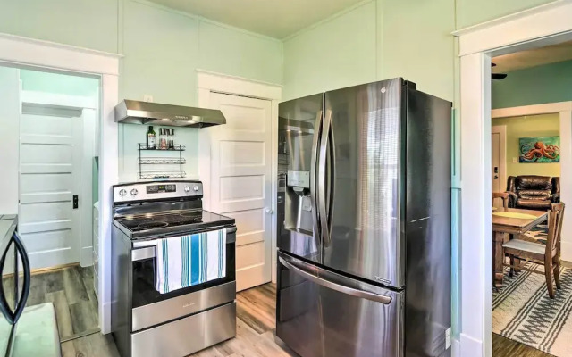 2 Mi to Beach & Seawall: Quaint Home in Galveston!