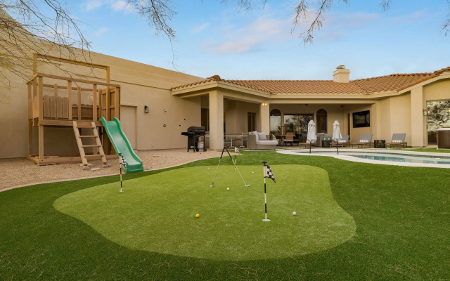 Montoya By Avantstay Pool, Putting Green, Views