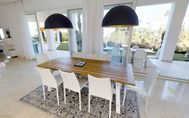 Exquisite Villa Near Beach - Heated Pool