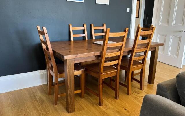 A Spacious Flat with Character - Private Car Space