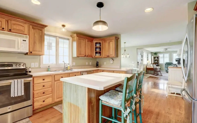 Westerly Retreat ~ 1/4 Mi to Private Beach!