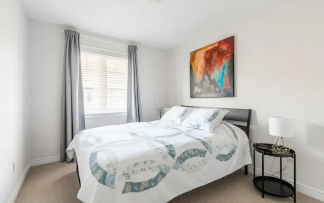 Modern Lakeshore 3BR 3BA TH Free Parking BBQ