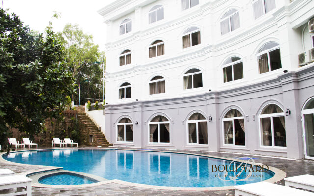 Boulevard Hotel