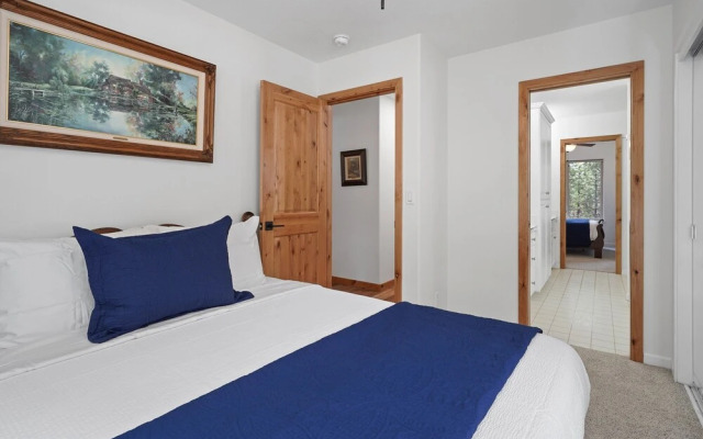 Super Coop 5 Bedroom Home by RedAwning, Bend