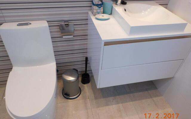 Los Gracioseros Apt 207