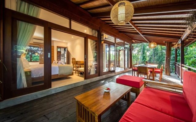 Jungle Wooden Villa, 3 BR, Ubud With Staff