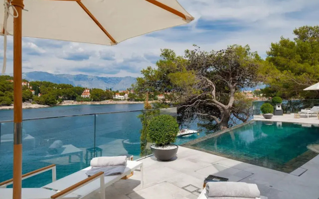 Luxury Villa Silent with Infinity Pool