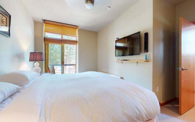 Solstice 18 Beautiful and Modern, Private Washer Dryer, Close to Eagle Lodge by RedAwning