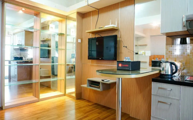 Furnished Studio with Comfortable Design Green Pramuka Apartment