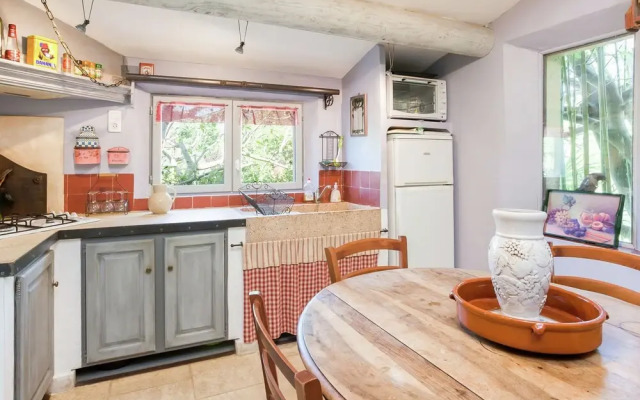 Rustic Cottage in Oppede With Shared Pool