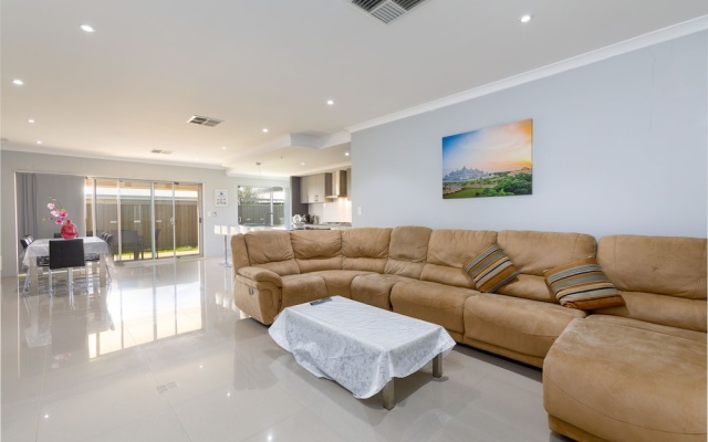 Rainbow Dream House PERTH Holiday Home – Lobby – Perth