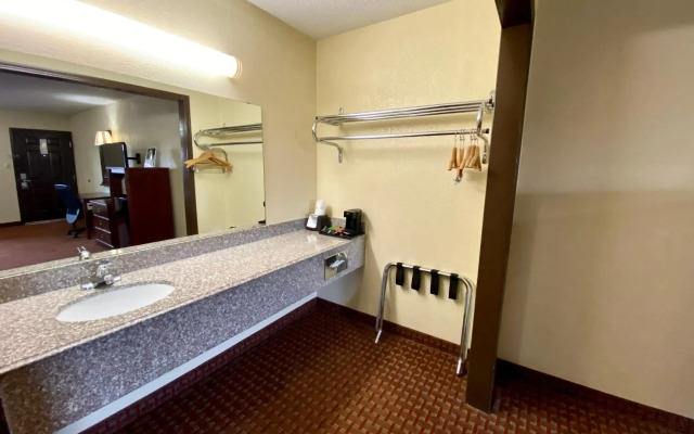 Super 8 by Wyndham Shawnee