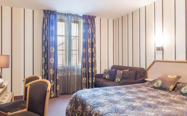 Logis Hôtel Les Platanes