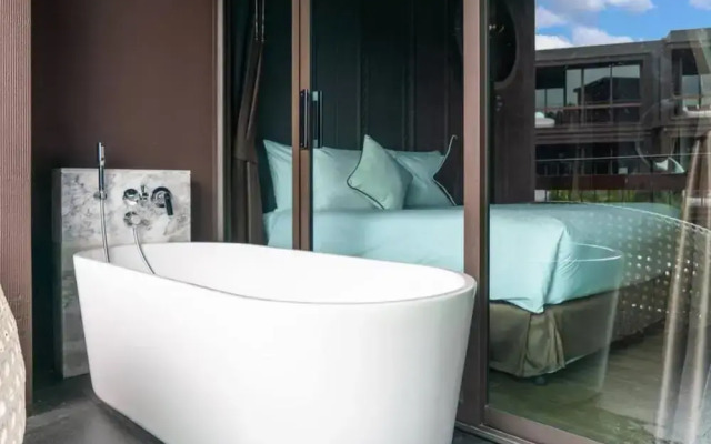 Luxury King Bed Apartment With Pool View and Sauna