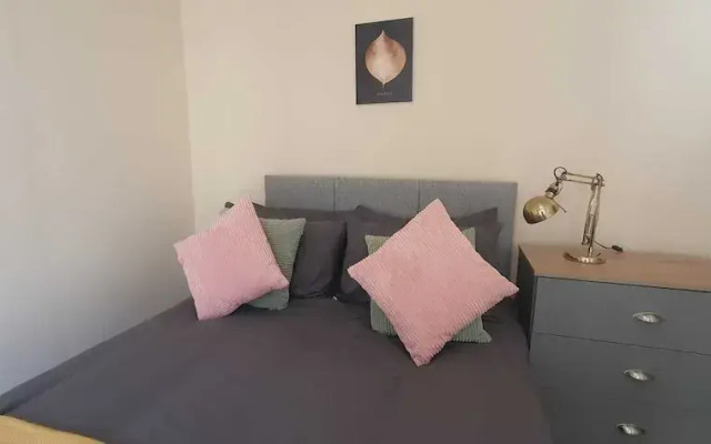 Room in Guest Room - Comfortable Room in Coventry