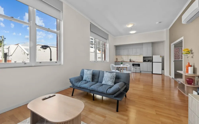 Modern 1-bed Apartment in Spring Hill With Parking – Guest Rooms – Brisbane