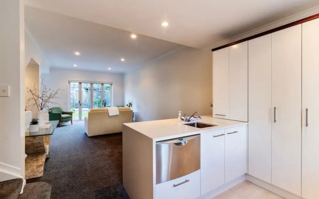 Modern and Central 2 Bedroom Home in Epsom