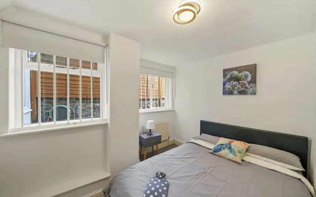 Stylish Central 2-bed Apartment With Pvt Garden