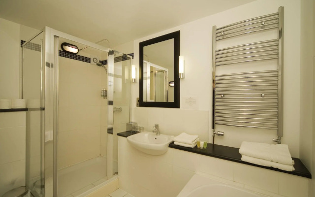 Holly Tree Hotel, Swimming Pool & Hot Tub