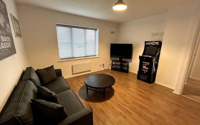 Essex 2 Bed Flat Near Station With Free Parking
