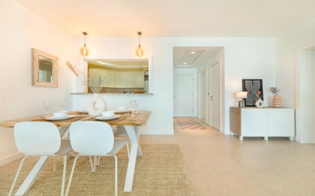 Maison Privee - Modern & Bright Apt with Sea Front Views of Burj AlArab