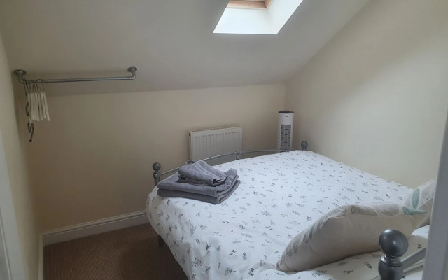 Cosy Village Apartment in Nottingham With Parking