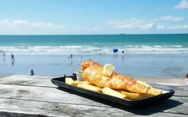 Seaside Retreat - Five Minutes to Beach Village