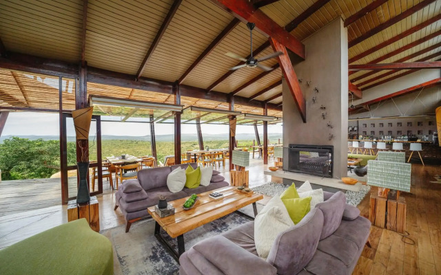 Rhino Ridge Safari Lodge
