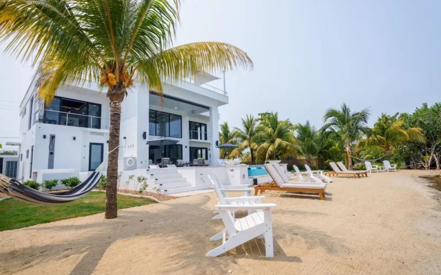 Spacious 4-bed Villa in Placencia Village w Pool