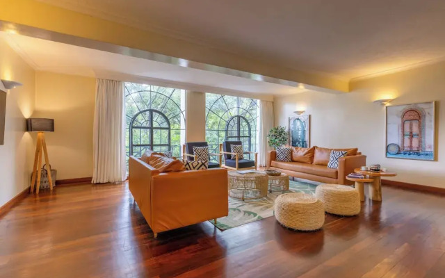 Riverside Tropical oasis 4bedroom