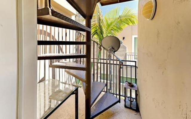 Mission Beach Townhouse by RedAwning