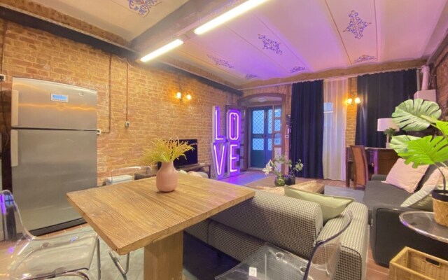 Centrally Located Historical Flat in Beyoglu