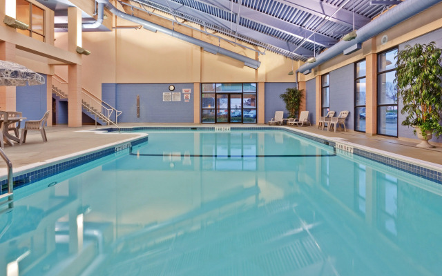 Holiday Inn Express & Suites Mississauga-Toronto Southwest by IHG