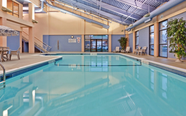 Holiday Inn Express & Suites Mississauga-Toronto Southwest, an IHG Hotel