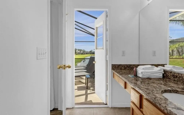 3 Bedrooms S / Lake Berkley Home by RedAwning
