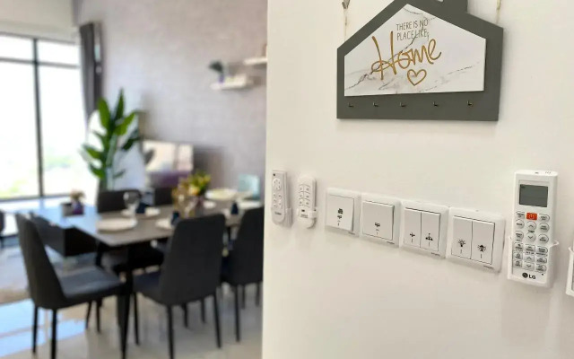 Beacon Executive Suite by stayCATion Homestay