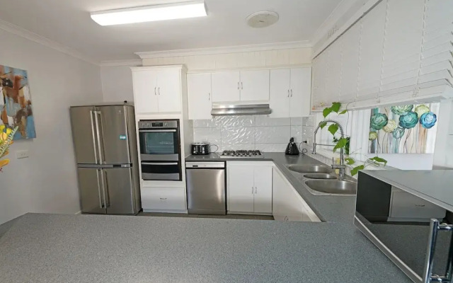 Bayside 4-BRM Home near Mentone