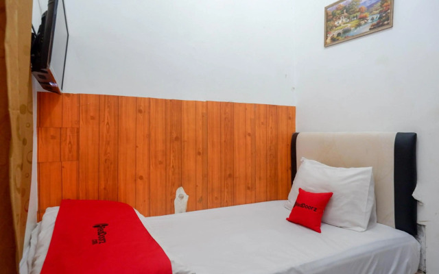 RedDoorz At Golden Inn Tugu Yogyakarta