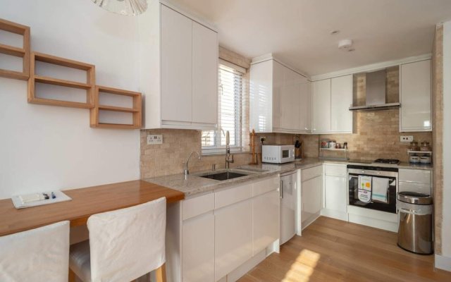 Light & airy studio, 2 mins from Queen's Park tube