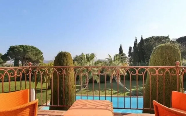 Vibrant Holiday Home With Private Pool