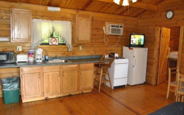 Robin Hill Camping Resort Two-Bedroom Cottage 6