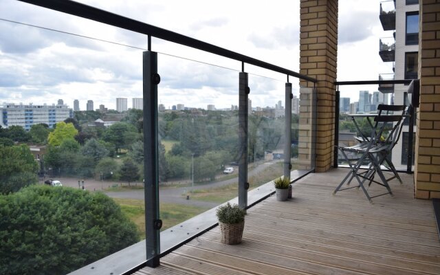 Stylish Flat With A Balcony Over Canal In Bethnal Green