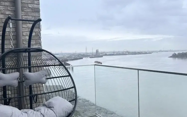 Beautiful 2-bed High Rise Apartment in Royal Wharf