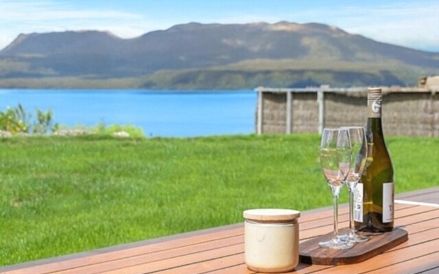 Mana Sarovar - Designer Lake Tarawera Holiday Home